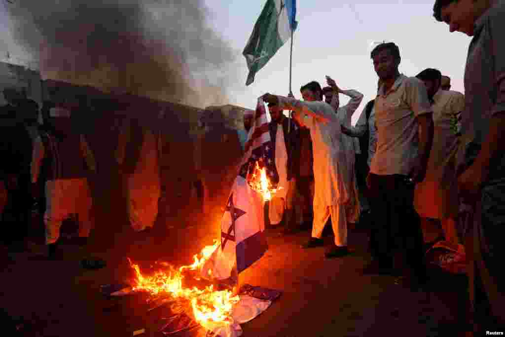 پاکستان کے شہر کراچی میں جماعت اسلامی کے مشتعل کارکن اسرائیل اور امریکہ کا جھنڈا جلا رہے ہیں