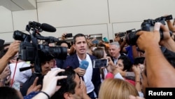 Juan Guaido ki t ap pale ak laprès nan Ayewopò Entènasyonal Simòn Bolivar la nan Karakas, aprè retou li nan Venezuela lendi 4 mas 2019 la.