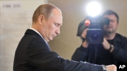 Russian President Vladimir Putin casts his ballot at a polling station in Moscow, Sept. 8, 2013.