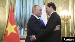 Russian President Vladimir Putin meets Vietnamese President Tran Dai Quang at Kremlin