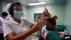 Một nữ y tá chuẩn bị tiêm vaccine Abdala chống COVID-19 tại Cienfuegos, Cuba, ngày 30/5/2021. 