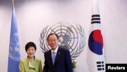 Tổng thư ký Liên hiệp quốc Ban Ki-moon (phải) và Tổng thống Nam Triều Tiên Park Geun-hye tại trụ sở Liên hiệp quốc ở New York, 5/6/13