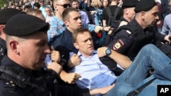 Rusya’nın en tanınmış muhalefet lideri, polis aracına kollarından ve bacaklarından tutularak yaka paça sürüklendi. Alexei Navalny’nin gözaltına alınması sırasında göstericiler “Putinsiz Rusya” ve “Kahrolsun Çar” diye slogan attı.