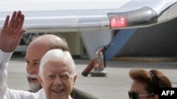 Cựu Tổng thống Hoa Kỳ Jimmy Carter, trái, tại sân bay Jose Marti ở Havana, Cuba, Thứ Hai 28/3/2011