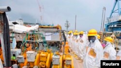 Toán nhân viên kiểm tra an toàn tại nhà máy điện hạt nhân Fukushima.