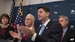 Chủ tịch Hạ viện Paul Ryan (phía trước) và Phó Tổng thống đắc cử Mike Pence (thứ hai từ trái sang), tại một cuộc họp báo ở Điện Capitol, Washington, ngày 04/01/2017.