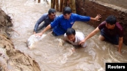 Dùng túi cát chống sạt lở ở An Giang.