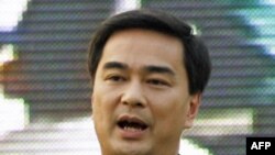 Thủ tướng Thái, Abhisit Vejjajiva, yêu cầu Campuchea không đưa vụ việc này ra tòa