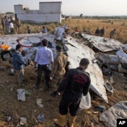 بھوجا ایئر لائن کے تباہ شدہ جہاز کا ملبہ بکھرا پڑا ہے۔