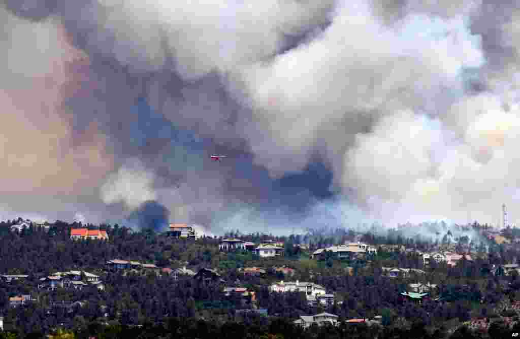 Kh&oacute;i bốc l&ecirc;n từ một đ&aacute;m ch&aacute;y rừng gần Colorado Springs, Colorado, h&ocirc;m 24-6-2012.