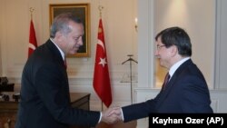 Adalet ve Kalkınma Partisi iktidarı sırasında geçmişte Başbakan Erdoğan'a dış politika baş danışmanlığı yapan Ahmet Davutoğlu, sonraki yıllarda Dışişleri Bakanlığı ve geçen yıl da Başbakanlık görevlerine geldi.