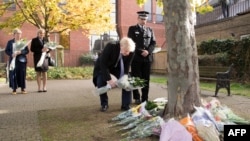 Thủ tướng Anh Boris Johnson và Cảnh sát trưởng Essex, Ben-Julian Harrington (phải), mang hoa khi tới thăm Hội đồng TP Thurrock, phía Đông London ngày 28/10/2019. 