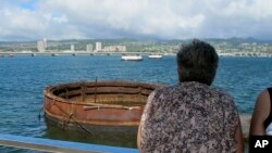 Khách tham quan nhìn xác tàu chiến USS Arizona bị đánh chìm ở Trân Châu Cảng, Hawaii, ngày 21 tháng 11, 2014.