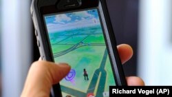 Game điện tử trên điện thoại thông minh Pokemon Go.