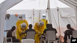 Nhân viên y tế chăm sóc các bệnh nhân nhiễm virut Ebola tại một bệnh xá ở Monrovia, Liberia, 8/9/14