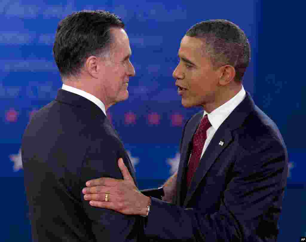 Tổng thống Obama v&agrave; ứng cử vi&ecirc;n tổng thống của đảng Cộng h&ograve;a Mitt Romney ch&agrave;o nhau khi đến dự cuộc tranh luận tại New York, ng&agrave;y 16/10/2012.