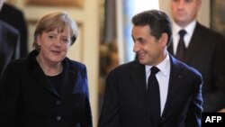 Tổng thống Pháp Nicolas Sarkozy (phải) và Thủ tướng Đức Angela Merkel trong 1 cuộc họp báo chung tại Điện Elysee ở Paris, 05/12/2011