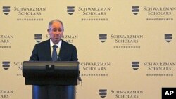 Tỉ phú Hoa Kỳ Stephen Schwarzman loan báo học bổng mang tên ông tai buổi lễ ở Bắc Kinh, 21/4/13