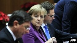 Từ trái: Thủ tướng Slovenia Barut Pahor, Thủ tướng Đức Angela Merkel và Thủ tướng Phần Lan Jyrki Katainen dự hội nghị thượng đỉnh EU ở Brussels