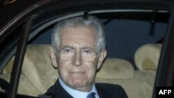 Ông Mario Monti, cựu ủy viên của Liên hiệp châu Âu, rời Thượng viện, Rome, 13/11/2011