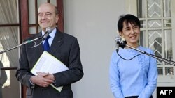 Ngoại trưởng Pháp Alain Juppe và nhà lãnh đạo đối lập Miến Điện Aung San Suu Kyi trong 1 cuộc họp báo ở Rangoon, 15/1/2012