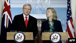 Ngoại trưởng Hoa Kỳ Hillary Clinton (phải) và Ngoại trưởng Australia Kevin Rudd