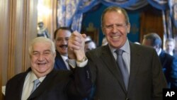 Bộ trưởng Ngoại giao Nga Sergey Lavrov (phải) và Bộ trưởng Ngoại giao Syria Walid al-Moallem cùng siết tay tiến vào hội trường, nơi diễn ra các cuộc thảo luận của hai bên, Moscow, Nga, 17/1/2014.