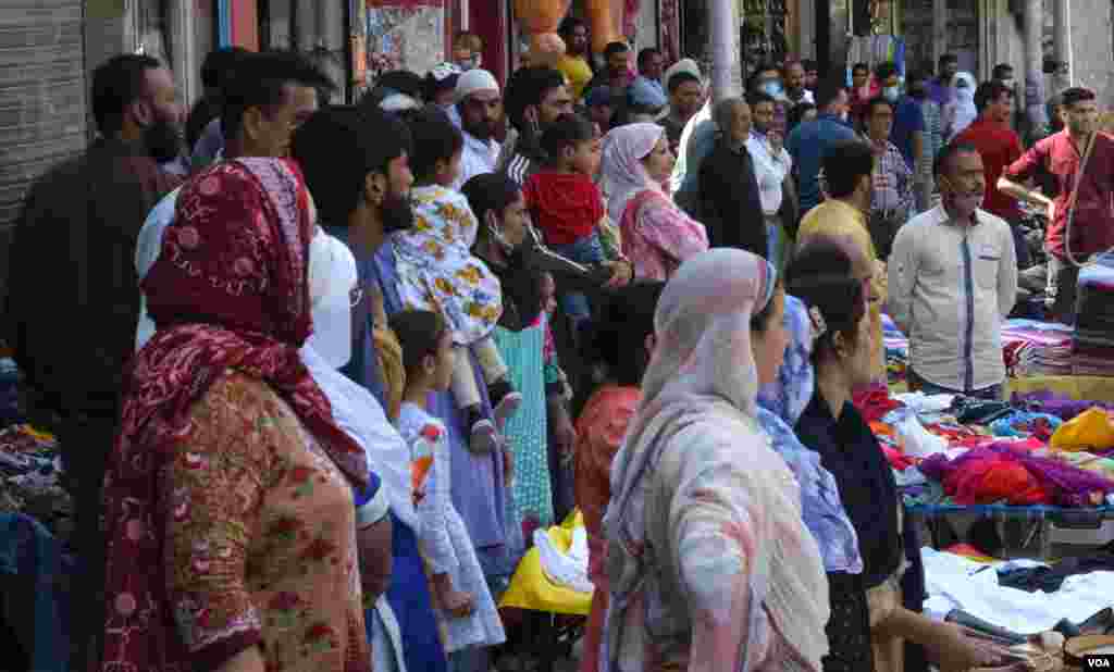 مذہبی تہوار &#39;جنماشٹمی&#39; کے موقع پر خواتین اور مردوں کی بڑی تعداد موجود ہے۔