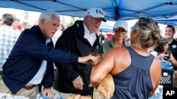 Tổng thống Mỹ Donald Trump hỏi thăm nạn nhân bão Irma ở thành phố Naples, Florida, ngày 14/9/2017.