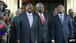 Thủ tướng Kenya Raila Odinga (trái), Tổng thống Sierra Leone Ernest Bai Koroma (giữa) và Tổng thống Cote D'Ivoire Laurent Gbagbo (phải) tại dinh tổng thống ở Abidjan, ngày 3/1/2011