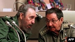 Hai anh em Fidel Castro (trái) và Raul Castro. Hình chụp năm 1999. (AFP)