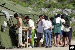 Người tị nạn trên đảo Nauru ở Thái Bình Dương. Từ năm 2013, chính phủ ở Canberra đã tìm cách không cho thuyền nhân cập bến Úc. Thay vào đó, họ đưa thuyền nhân đến những trung tâm làm thủ tục ở nước ngoài tại đảo quốc tí hon Nauru ở Nam Thái Bình Dương và Papau New Guinea.