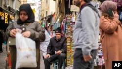 Çalışma ve Sosyal Güvenlik Bakanı Vedat Işıkhan, asgari ücret zammının Aralık ayında yapılacağını açıkladı. İktidarın Temmuz’da zam yapmama kararı üzerine CHP, Pazar günü Gebze’de düzenleyeceği “Geçinemiyoruz” mitingini asgari ücret protestosuna çevirme kararı aldı. 