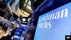 Logo của Goldman Sachs tại sàn giao dịch chứng khoán New York.