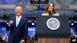 Biden, Maryland'in Largo kentinde Başkan Yardımcısı Kamala Harris ile birlikte düzenlediği etkinlikte, "Sonunda büyük ilaç şirketlerini yendik" dedi. 