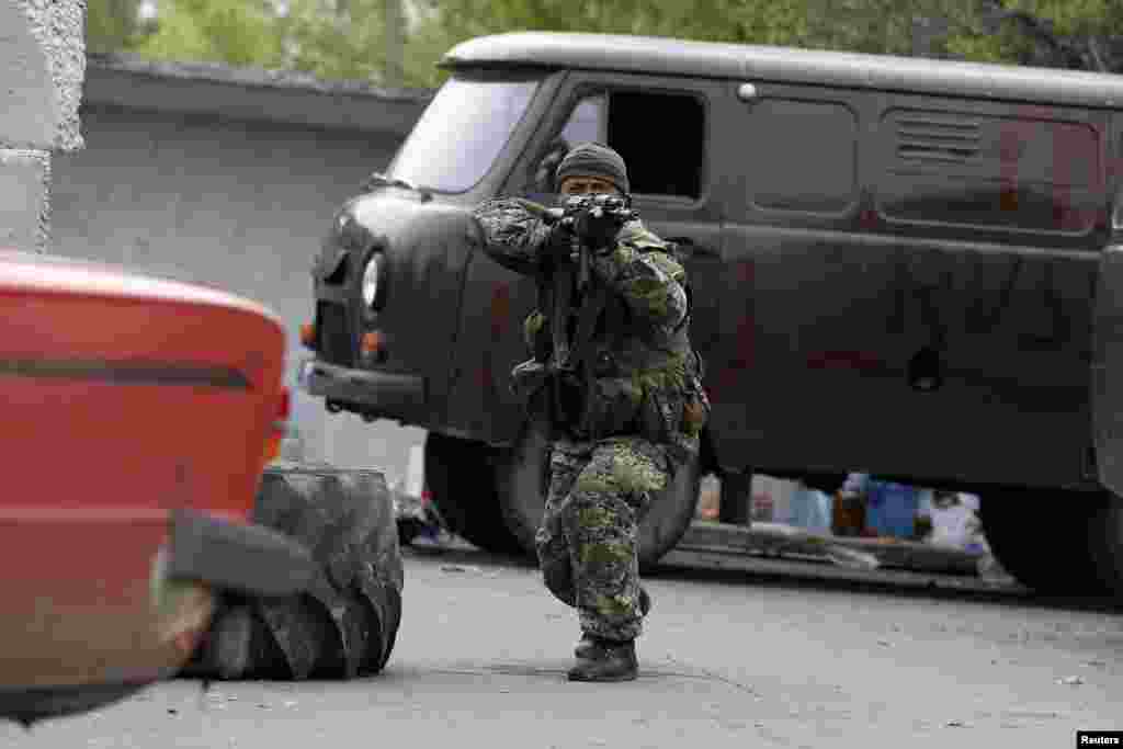 Các phần tử ly khai thân Nga chĩa súng về phía căn cứ không quân của Ukraine tại Kramatorsk, ngày 2/5/2014.