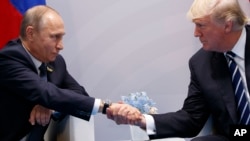 Tư liệu: TT Donald Trump bắt tay TT Nga Vladimir Putin. Ảnh chụp ngày 7/7/2017 tại Hội nghị G20 ở Hamburg. (AP Photo/Evan Vucci, File)