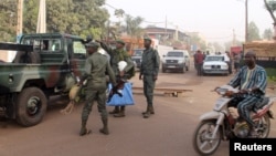 Binh sĩ đứng trước nhà hàng La Terrasse nơi xảy ra vụ nổ súng ở Bamako, 7/3/2015.