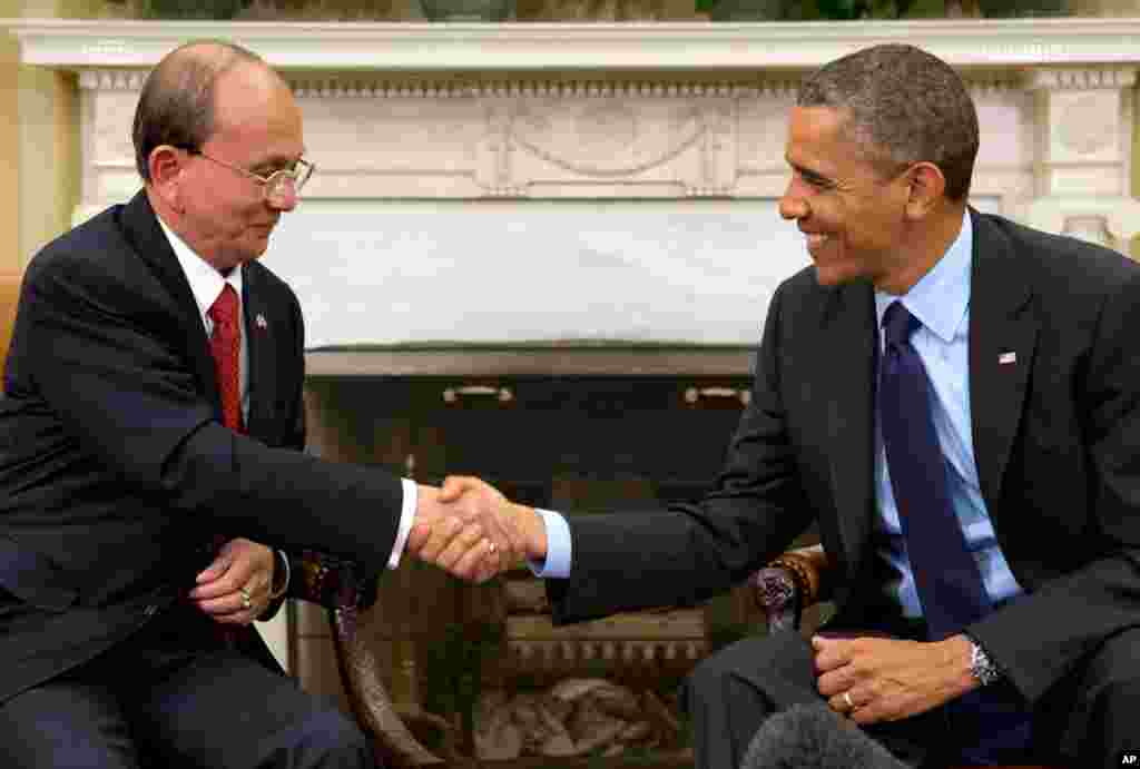 Tổng thống Obama tiếp đ&oacute;n Tổng thống&nbsp; Thein Sein tại Ph&ograve;ng Bầu Dục, nơi l&agrave;m việc của tổng thống tại T&ograve;a Bạch Ốc. Gần 47 năm mới c&oacute; một nguy&ecirc;n thủ quốc gia Miến Điện thăm Washington.