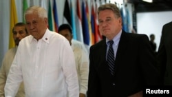 Ngoại trưởng Philippines Albert Del Rosario tiếp đón Dân biểu Hoa Kỳ Chris Smith tại Bộ Ngoại giao Philippines, 25/11/13