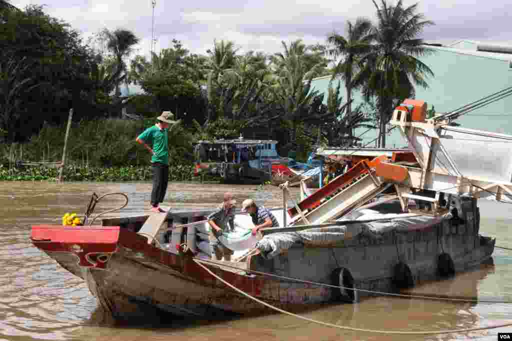 C&ocirc;ng nh&acirc;n bốc dỡ c&aacute;c bao gạo từ t&agrave;u. 14/9/2012. (D. Schearf/VOA)