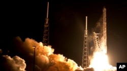 Hỏa tiễn Falcon 9 SpaceX rời mặt đất ở Mũi Canaveral, bang Florida, ngày 10 tháng 1, 2015.