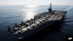 Hàng không mẫu hạm USS John C. Stennis đi qua Eo biển Hormuz.