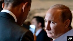 Tổng thống Nga Vladimir Putin (phải) và Tổng thống Mỹ Barack Obama nói chuyện bên lề Hội nghị thượng đỉnh Hợp tác Kinh tế châu Á-Thái Bình Dương (APEC) năm 2014 tại Bắc Kinh.