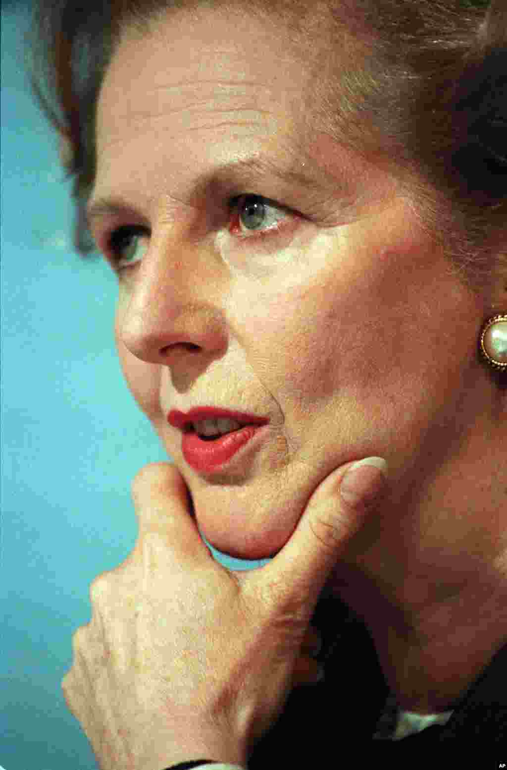 Thủ tướng Thatcher suy nghĩ trước khi trả lời c&acirc;u hỏi b&aacute;o ch&iacute; tại London, ng&agrave;y 10/6/1987. 