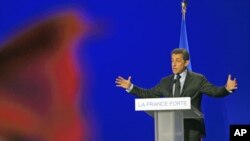 Tổng thống Pháp Nicolas Sarkozy, đảng UMP, đọc diễn văn tại một cuộc vận động bầu cử ở Arras, miền bắc nước Pháp 