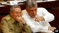 Tư liệu - Chủ tịch Cuba Raul Castro và phó chủ tịch Miguel Diaz-Canel Bermudez (phải) trong một bức hình chụp vào tháng 7, 2013 tại Quốc hội ở Havana.