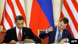 Başkan Obama ve Rusya Devlet Başkanı Dimitri Medvedev START anlaşmasını imzalarken