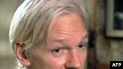 Tòa án đã bác đơn xin đóng tiền thế chân của Julian Assange để được tại ngoại hầu tra chỉ mấy tiếng đồng hồ sau khi ông ra đầu thú với cảnh sát nước Anh