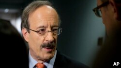 Dân biểu Eliot Engel, đảng viên Dân chủ cấp cao trong Uỷ ban Đối ngoại Hạ viện, nói 360 thành viên của viện lập pháp do đảng Cộng hoà lãnh đạo đã ký tên vào bức thư vừa kể